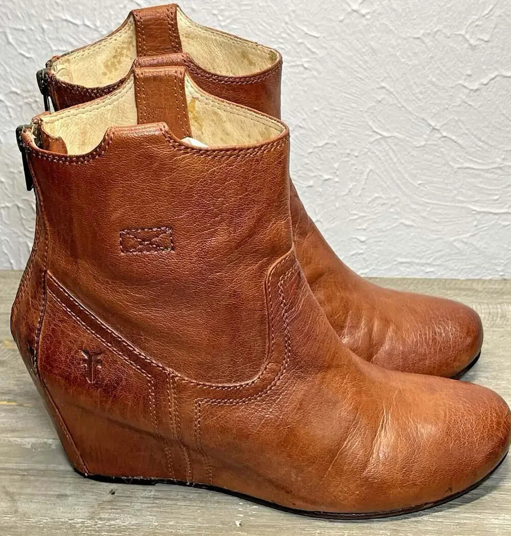 Frye Carson Hidden Wedge Bootie Womens 7.5 Cognac Leather Western Cowgirl Ankle